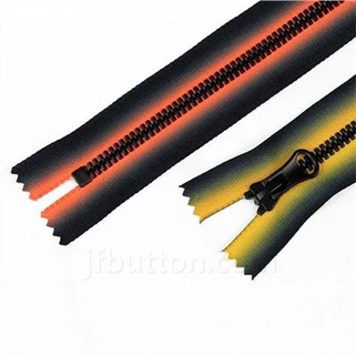Fermoare din plastic după curte