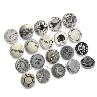 Blugi cu butoane metalice
