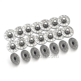 Nituri metalice pe blugi